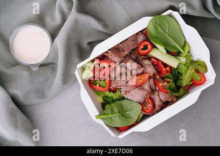 Salade de steak de bœuf avec tomates cerises, concombres et basilic Banque D'Images