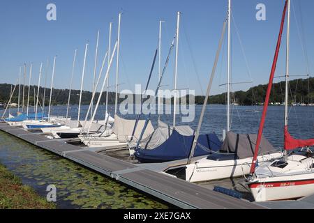 Anleger für Segelboote Großflächige und von Segelbooten gut genutzte Anleger am Essener Baldenysee Essen Nordrhein-Westfalen Deutschland Baldeneysee *** jetée pour voiliers grandes jetées sur le lac Baldeney à Essen, bien utilisé par les voiliers Essen Rhénanie du Nord-Westphalie Allemagne Lac Baldeney Banque D'Images