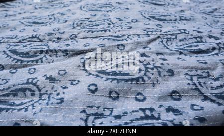 Magnifique motif imprimé Paisley Kalamkari blovk teint avec couleur indigo sur pur coton. Fond imprimé jaipuri kalamkari indien sur la robe woamn mater Banque D'Images