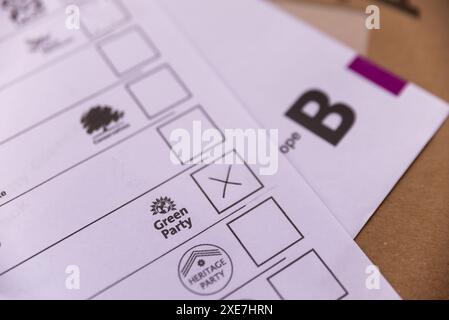 Vote par correspondance avec un X dans la case pour le Parti vert, pour les élections générales britanniques de 2024. Vote par bulletin de vote Banque D'Images