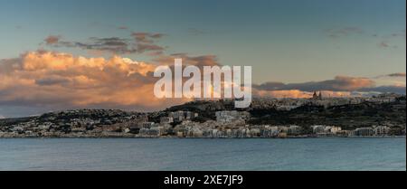 Panorama paysage vue de Mellieha Bay à Malte au coucher du soleil Banque D'Images