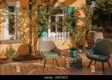Image d'une table basse vide disposée dans l'arrière-cour d'une maison. Automne en Allemagne, Europe. Table extérieure dans le café de rue. automne Banque D'Images