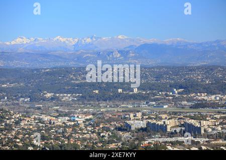 Vue de dessus de Mandelieu depuis le mont Saint Martin avec la montagne enneigée du Mercantour en arrière-plan, Estérel, Var, Côte d'Azur, Côte d'Azur Banque D'Images