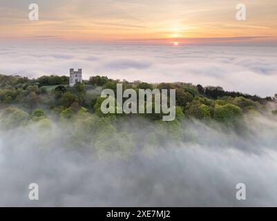 Haldon Belvedere (château de Lawrence) à l'aube par un matin brumeux dans le Devon, Angleterre. Printemps (mai) 2024. Banque D'Images