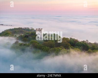 Haldon Belvedere (château de Lawrence) à l'aube par un matin brumeux, Exeter, Devon, Angleterre. Printemps (mai) 2024. Banque D'Images