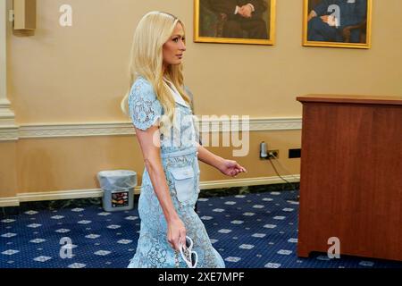 Washington, États-Unis. 26 juin 2024. Washington, DC, 26 juin 2024, Paris Hilton, Lived-Experience Advocate et PDG, 11:11 Media, arrive avant de témoigner devant le Comité des voies et moyens de la Chambre lors d'une audience intitulée « renforcer le bien-être de l'enfance et protéger les enfants des Amériques » au Capitole à Washington, DC le mercredi 26 juin 2024. Photo de Ken Cedeno/UPI crédit : UPI/Alamy Live News Banque D'Images