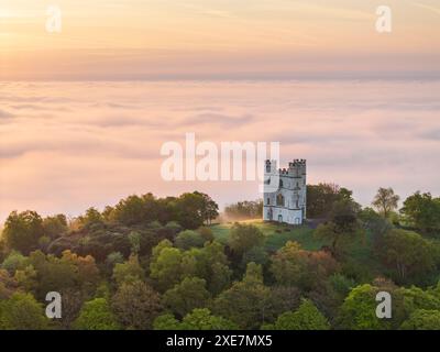 Haldon Belvedere (château de Lawrence) à l'aube par un matin brumeux dans le Devon, Angleterre. Printemps (mai) 2024. Banque D'Images