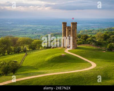 Vue aérienne de Broadway Tower dans les Cotswolds, Worcestershire, Angleterre. Printemps (mai) 2024. Banque D'Images