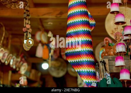 Drapeau à damier Wiphala suspendu au plafond juste à côté d'autres objets d'artisanat lors d'une foire artisanale à Jujuy, Argentine. Banque D'Images