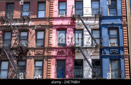 18 juin 2024 - New York City, USA - immeuble d'appartements peints en rouge, blanc et bleu Banque D'Images