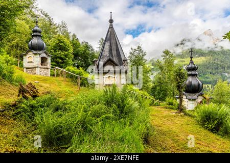 Le chemin de Croix dans le quartier de Grossarl à au est un lieu de repos qui a été construit par le maçon Schorsch (Georg Gruber) de sa propre initiative pendant de nombreuses années. Lambach, Großarl, Salzbourg, Autriche Banque D'Images