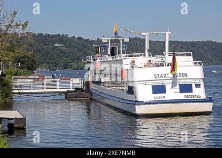 Ausflugsschiffe im Ruhrgebiet Ein Schiff der weißen flotte mit dem Namen Stadt Essen fährt auf dem Baldeneysee mit elektrischem Antrieb. Die Dieselbetriebenen Ausflugsschiffe gibt es nicht mehr. Essen Nordrhein-Westfalen Deutschland Baldeneysee *** bateaux d'excursion dans la région de la Ruhr Un navire de la flotte blanche nommé Stadt Essen navigue sur le lac Baldeney à propulsion électrique les bateaux d'excursion diesel n'existent plus Essen Rhénanie du Nord-Westphalie Allemagne Lac Baldeney Banque D'Images