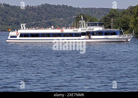 Ausflugsschiffe im Ruhrgebiet Ein Schiff der weißen flotte mit dem Namen Stadt Essen fährt auf dem Baldeneysee mit elektrischem Antrieb. Die Dieselbetriebenen Ausflugsschiffe gibt es nicht mehr. Essen Nordrhein-Westfalen Deutschland Baldeneysee *** bateaux d'excursion dans la région de la Ruhr Un navire de la flotte blanche nommé Stadt Essen navigue sur le lac Baldeney à propulsion électrique les bateaux d'excursion diesel n'existent plus Essen Rhénanie du Nord-Westphalie Allemagne Lac Baldeney Banque D'Images