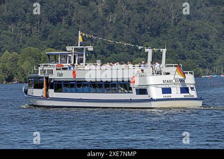 Ausflugsschiffe im Ruhrgebiet Ein Schiff der weißen flotte mit dem Namen Stadt Essen fährt auf dem Baldeneysee mit elektrischem Antrieb. Die Dieselbetriebenen Ausflugsschiffe gibt es nicht mehr. Essen Nordrhein-Westfalen Deutschland Baldeneysee *** bateaux d'excursion dans la région de la Ruhr Un navire de la flotte blanche nommé Stadt Essen navigue sur le lac Baldeney à propulsion électrique les bateaux d'excursion diesel n'existent plus Essen Rhénanie du Nord-Westphalie Allemagne Lac Baldeney Banque D'Images