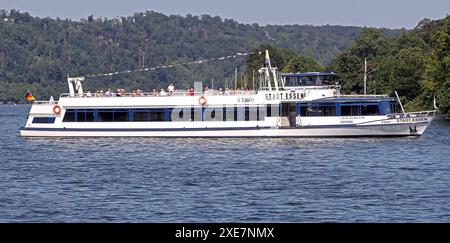 Ausflugsschiffe im Ruhrgebiet Ein Schiff der weißen flotte mit dem Namen Stadt Essen fährt auf dem Baldeneysee mit elektrischem Antrieb. Die Dieselbetriebenen Ausflugsschiffe gibt es nicht mehr. Essen Nordrhein-Westfalen Deutschland Baldeneysee *** bateaux d'excursion dans la région de la Ruhr Un navire de la flotte blanche nommé Stadt Essen navigue sur le lac Baldeney à propulsion électrique les bateaux d'excursion diesel n'existent plus Essen Rhénanie du Nord-Westphalie Allemagne Lac Baldeney Banque D'Images