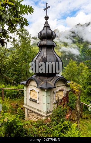 Le chemin de Croix dans le quartier de Grossarl à au est un lieu de repos qui a été construit par le maçon Schorsch (Georg Gruber) de sa propre initiative pendant de nombreuses années. Lambach, Großarl, Salzbourg, Autriche Banque D'Images