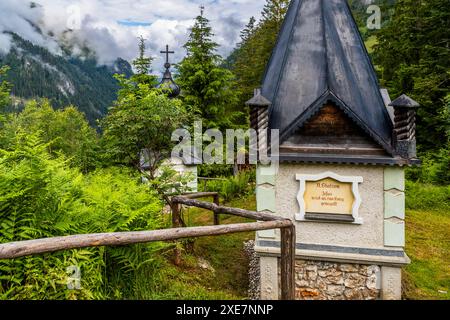 Le chemin de Croix dans le quartier de Grossarl à au est un lieu de repos qui a été construit par le maçon Schorsch (Georg Gruber) de sa propre initiative pendant de nombreuses années. Lambach, Großarl, Salzbourg, Autriche Banque D'Images