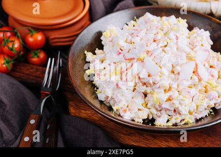 Salade avec maïs, bâtonnets de crabe, concombres, œufs et mayonnaise Banque D'Images