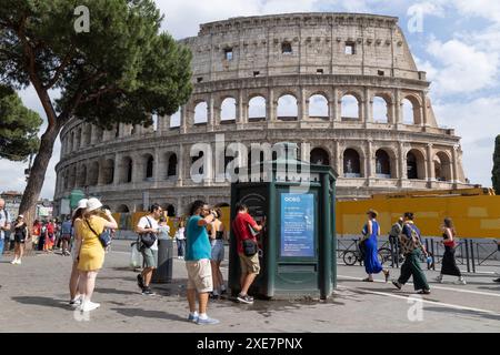 Rome, Italie. 25 juin 2024. Les touristes remplissent des bouteilles dans un distributeur d'eau potable devant le Colisée de Rome (crédit image : © Matteo Nardone/Pacific Press via ZUMA Press Wire) USAGE ÉDITORIAL SEULEMENT! Non destiné à UN USAGE commercial ! Banque D'Images