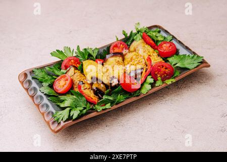 Rouleaux d'aubergine avec fromage, poivre et aneth Banque D'Images