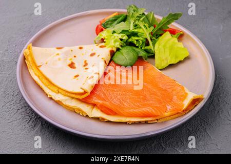 Crêpe avec filet de poisson rouge sur l'assiette Banque D'Images