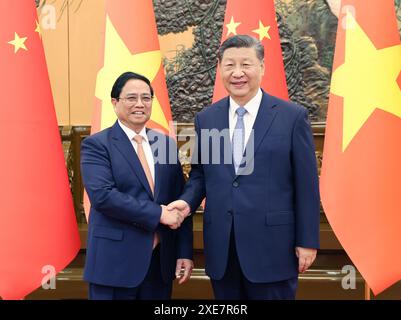 Pékin, Chine. 26 juin 2024. Le président chinois Xi Jinping rencontre le premier ministre du Vietnam Pham Minh Chinh au Grand Hall du peuple à Pékin, capitale de la Chine, le 26 juin 2024. Chinh est en Chine pour assister à l'été 2024 de Davos. Crédit : Yao Dawei/Xinhua/Alamy Live News Banque D'Images