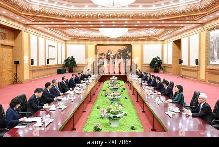 Pékin, Chine. 26 juin 2024. Le président chinois Xi Jinping rencontre le premier ministre du Vietnam Pham Minh Chinh au Grand Hall du peuple à Pékin, capitale de la Chine, le 26 juin 2024. Chinh est en Chine pour assister à l'été 2024 de Davos. Crédit : Zhang Ling/Xinhua/Alamy Live News Banque D'Images