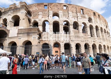 Rome, Italie. 25 juin 2024. Touristes faisant la queue pour entrer au Colisée de Rome (crédit image : © Matteo Nardone/Pacific Press via ZUMA Press Wire) USAGE ÉDITORIAL SEULEMENT! Non destiné à UN USAGE commercial ! Banque D'Images