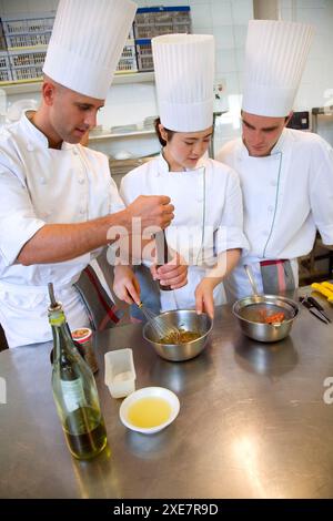 La préparation de tartare de saumon. Luis Irizar école de cuisine. Donostia, Gipuzkoa, Pays Basque, Espagne Banque D'Images