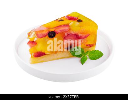 Gâteau de gelée avec des fruits sur une assiette blanche Banque D'Images