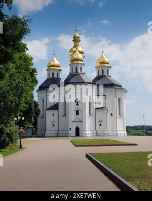 Église de Catherine à Tchernihiv. Église blanche dans le style baroque ukrainien par une journée ensoleillée. Banque D'Images