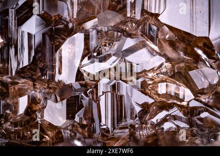 quartz fumé squelettique isolé sur fond noir. De Galenstock, Tiefenbach, Urseren, Valais, Suisse. Banque D'Images