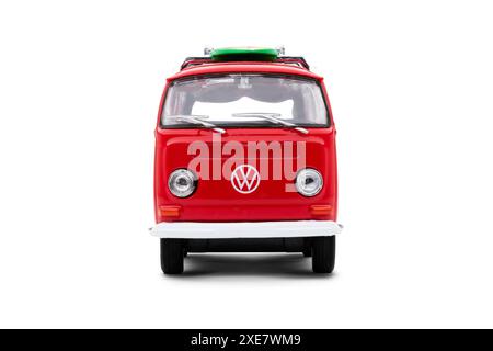 Izmir, Turquie - 4 juin 2024 : vue de face d'une voiture miniature rouge Volkswagen Camper 1971 photographiée sur fond blanc, avec une planche de surf sur le dessus. Banque D'Images