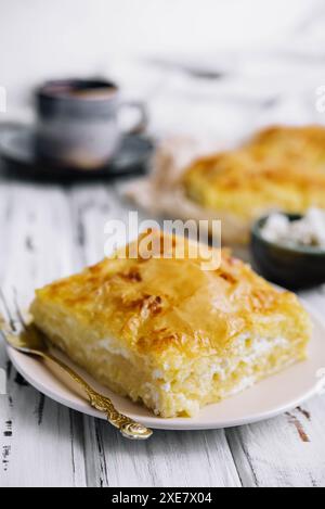 Casserole de fromage cottage sur assiette blanche Banque D'Images