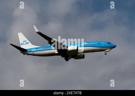 KLM Boeing 737-8K2 atterrissant à l'aéroport de Birmingham, Royaume-Uni (pH-BXE) Banque D'Images