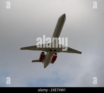 Loganair Embraer ERJ-145EP décollage de Birmingham Airport, UK (G-SAJI) Banque D'Images