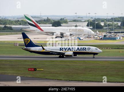 Ryanair Boeing 737 MAX 8-200 atterrissant à l'aéroport de Birmingham, Royaume-Uni (SP-RZK) Banque D'Images