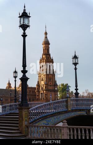 Torre sur (tour sud) et ponts colorés à Plaza de Espana à Séville, Espagne. Banque D'Images