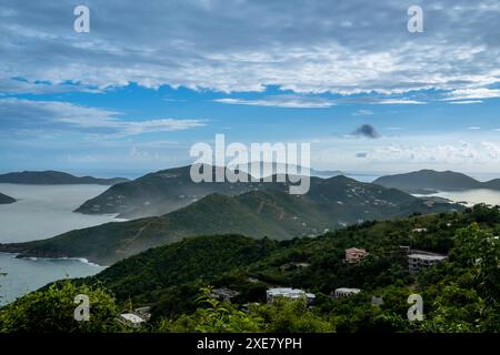 Paradise dévoilé : exploration des paysages sereins et des maisons vibrantes de Tortola dans les îles Vierges britanniques Banque D'Images