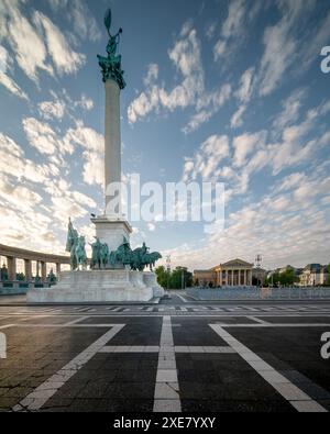 Vue panoramique sur la place des héros (Hosok Tere) à Budapest, Hongrie avec le Monument du Millénaire, attraction principale de la ville sous un ciel pittoresque à summ ensoleillé Banque D'Images