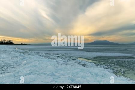 Hiver au lac Balaton, Hugnary. Glace brisée, lac gelé, temps froid et vues imprenables partout. Banque D'Images