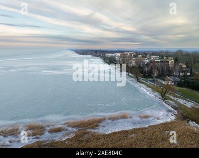 Hiver au lac Balaton, Hugnary. Glace brisée, lac gelé, temps froid et vues imprenables partout. Banque D'Images