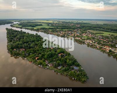 Vue aérienne sur la ville de Rackeve et la ville brdige comprenait les églises, le petit Danube et une île. Banque D'Images