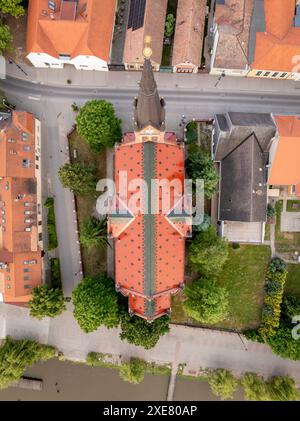 Vue aérienne sur la ville de Rackeve et la ville brdige comprenait les églises, le petit Danube et une île. Banque D'Images