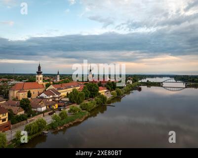 Vue aérienne sur la ville de Rackeve et la ville brdige comprenait les églises, le petit Danube et une île. Banque D'Images