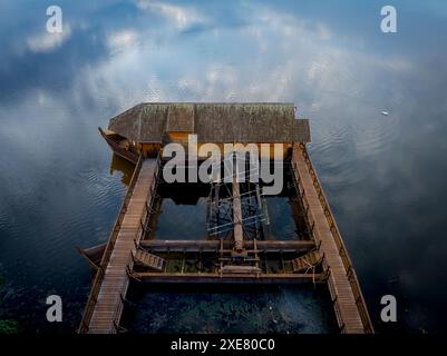 Vue aérienne sur la ville de Rackeve et la ville brdige comprenait les églises, le petit Danube et une île. Banque D'Images