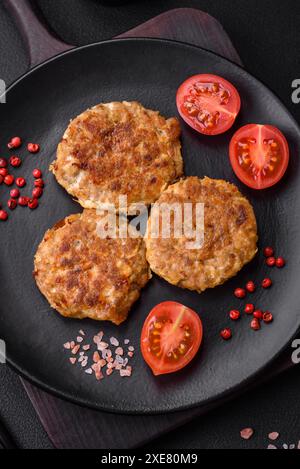 Délicieuses côtelettes de poisson hachées fraîchement frites avec épices et herbes Banque D'Images