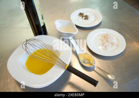 La préparation de tartare de saumon. Luis Irizar école de cuisine. Donostia, Gipuzkoa, Pays Basque, Espagne Banque D'Images