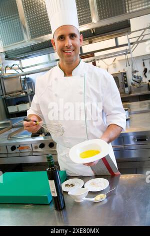 La préparation de tartare de saumon. Luis Irizar école de cuisine. Donostia, Gipuzkoa, Pays Basque, Espagne Banque D'Images