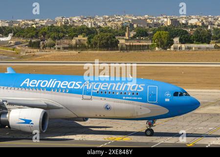 Luqa, Malte - 9 août 2023 : Airbus A330 jet (immatriculation LV-GHQ) exploité par la compagnie aérienne Argentine Aerolineas Argentinas Arving à Luqa International Banque D'Images